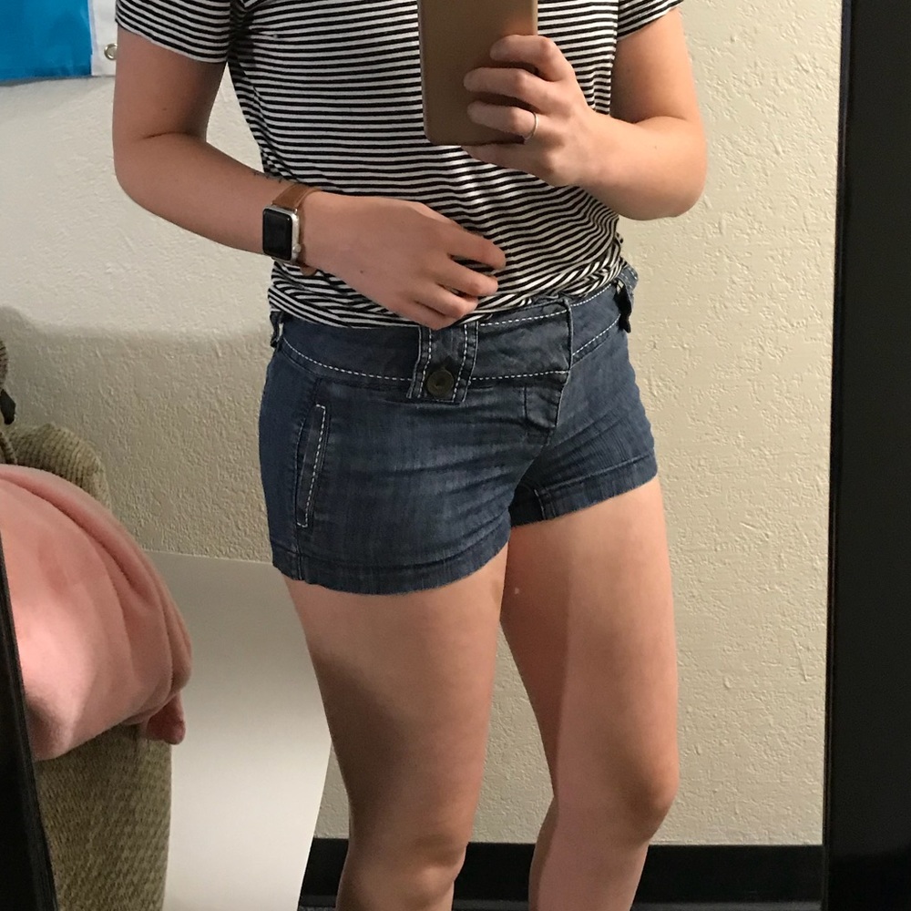 CUTE DARK DENIM MINI SHORTS!